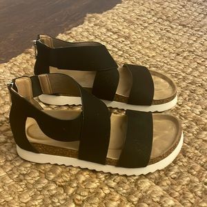 Women’s sandals like new